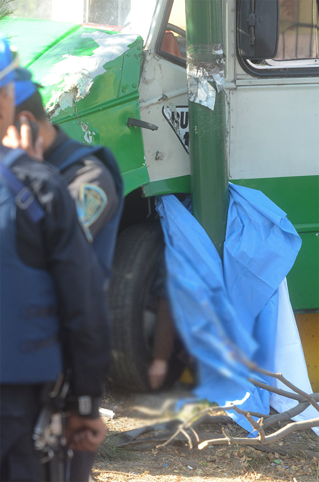 Una unidad del Ramal Santa Cruz Meyehualco-Hospital General atropelló a una mujer en el cruce de Campaña del Ébano y Revolución Social. Una unidad del Ramal Santa Cruz Meyehualco-Hospital General atropelló a una mujer en el cruce de Campaña del Ébano y Revolución Social.