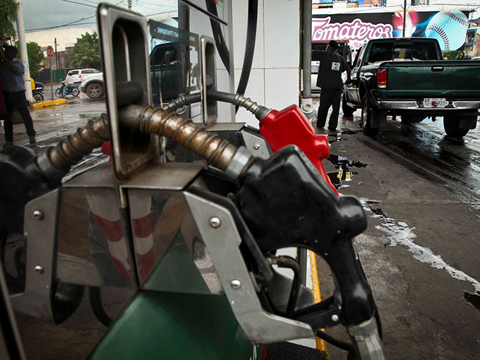 Mensualmente se incrementará 6 centavos a los precios de la gasolina Magna y 8 centavos para la Premium. Mensualmente se incrementará 6 centavos a los precios de la gasolina Magna y 8 centavos para la Premium.
