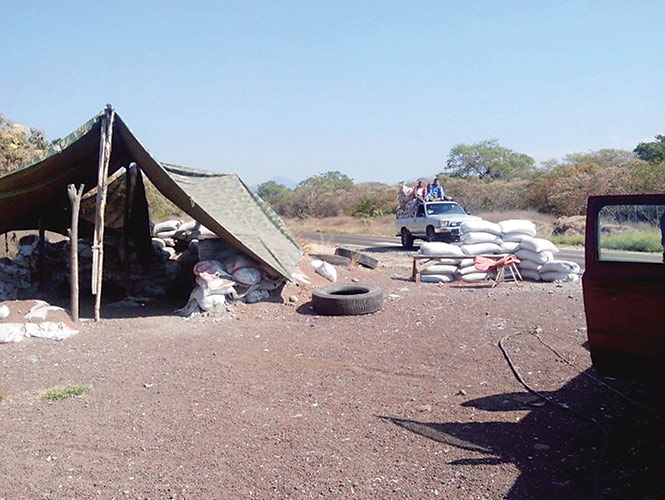 Los grupos de autodefensa se comprometieron a actuar dentro de los márgenes legales en su eventual toma de la cabecera municipal de Apatzingán. En la imagen aparecen en los límites de la cabecera. Foto: Migue García Tinoco