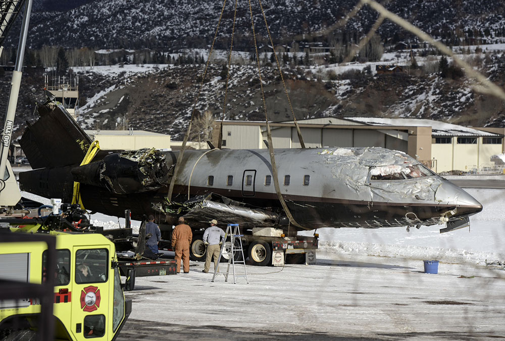 El jet Bombardier Challenger 600, que despegó de Toluca y había hecho una escala en Tucson, se precipitó a tierra en medio de fuertes vientos en el aeropuerto de Aspen poco después del mediodía del domingo.