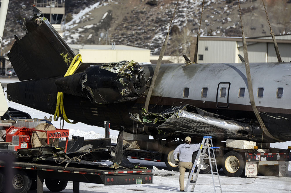 El jet Bombardier Challenger 600, que despegó de Toluca y había hecho una escala en Tucson, se precipitó a tierra en medio de fuertes vientos en el aeropuerto de Aspen poco después del mediodía del domingo.