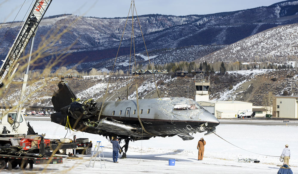 El jet Bombardier Challenger 600, que despegó de Toluca y había hecho una escala en Tucson, se precipitó a tierra en medio de fuertes vientos en el aeropuerto de Aspen poco después del mediodía del domingo.