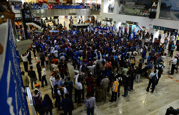 Así recibieron a La Máquina en el aeropuerto. (Mexsporr)