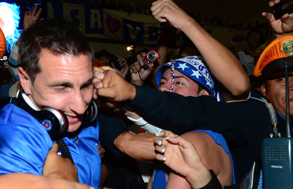 Los aficionados querían tocar al Chaco Giménez. (Mexsport)