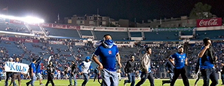 Integrantes de 'La Sangre Azul' invadieron el campo tras derrota de los Celestes. (Mexsport)