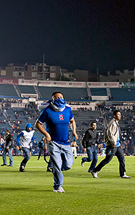 Integrantes de 'La Sangre Azul' invadieron el campo tras derrota de los Celestes. (Mexsport)