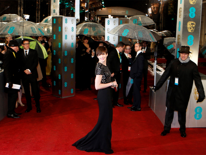 La actriz Anne Hathaway desfila por la húmeda alfombra roja de los premios de la Academia de Cine y Artes Británicos, en el Royal Opera House de Londres. La actriz Anne Hathaway desfila por la húmeda alfombra roja de los premios de la Academia de Cine y Artes Británicos, en el Royal Opera House de Londres.