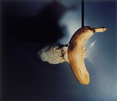 Bala atravesando un plátano. Foto ESPECIAL Bala atravesando un plátano. Foto ESPECIAL