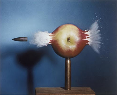 Bala atravesando una manzana. Foto ESPECIAL Bala atravesando una manzana. Foto ESPECIAL