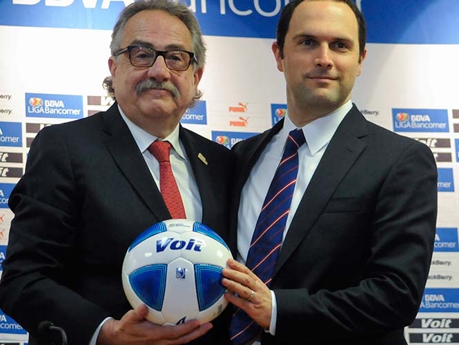 Decio de María, presidente de la Liga MX y César Pizano, director general de Voit, durante la presentación oficial del nuevo balón (Cuartoscuro) Decio de María, presidente de la Liga MX y César Pizano, director general de Voit, durante la presentación oficial del nuevo balón (Cuartoscuro)