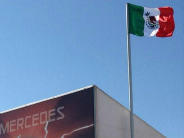 Una bandera mexicana con una hoja de mariguana junto al escudo nacional fue exhibida en uno de los puestos de mercancía de la escudería McLaren.