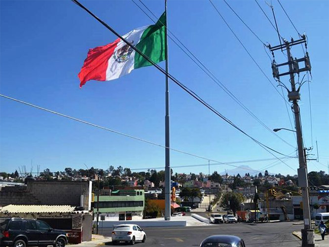 Con honores fue retirada la Bandera monumental, la cual fue instalada en diciembre, ahora se realizarán estudios sobre su colocación.
