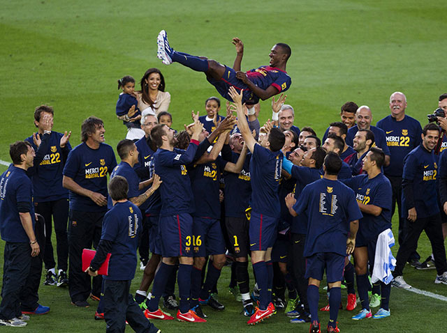 La plantilla del Barcelona reconoció el trabajo y esfuerzo de Abidal con el Barcelona (EFE) La plantilla del Barcelona reconoció el trabajo y esfuerzo de Abidal con el Barcelona (EFE)