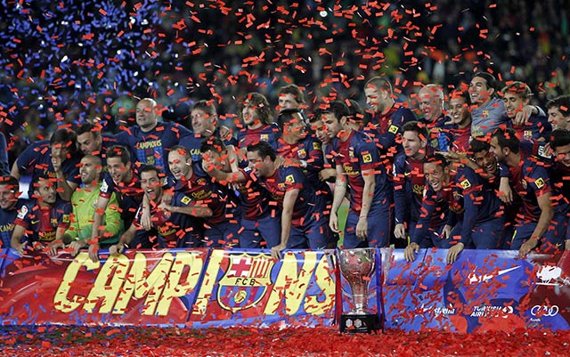 Después del triunfo de 2-1 ante el Valladolid, Ángel María Villar, presidente de la Real Federación Española de Futbol, le entregó el trofeo al cuadro blaugrana (EFE) Después del triunfo de 2-1 ante el Valladolid, Ángel María Villar, presidente de la Real Federación Española de Futbol, le entregó el trofeo al cuadro blaugrana (EFE)