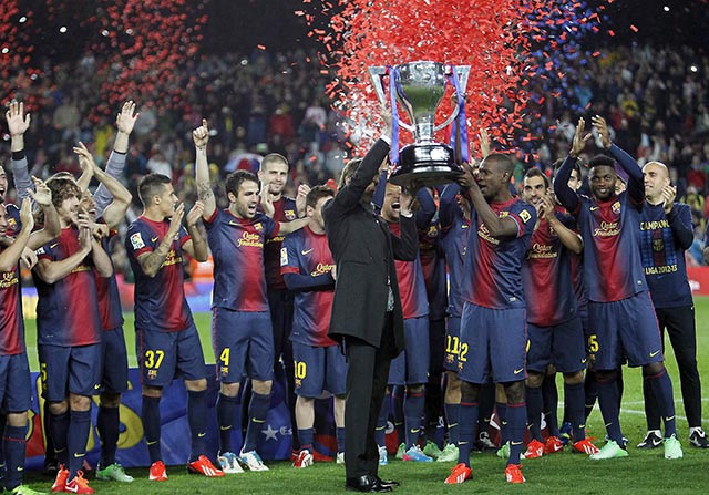 Carles Puyol buscó al técnico Tito Vilanova y al defensa francés Éric Abidal para elevar el título ante los aplausos de la afición (EFE) Carles Puyol buscó al técnico Tito Vilanova y al defensa francés Éric Abidal para elevar el título ante los aplausos de la afición (EFE)