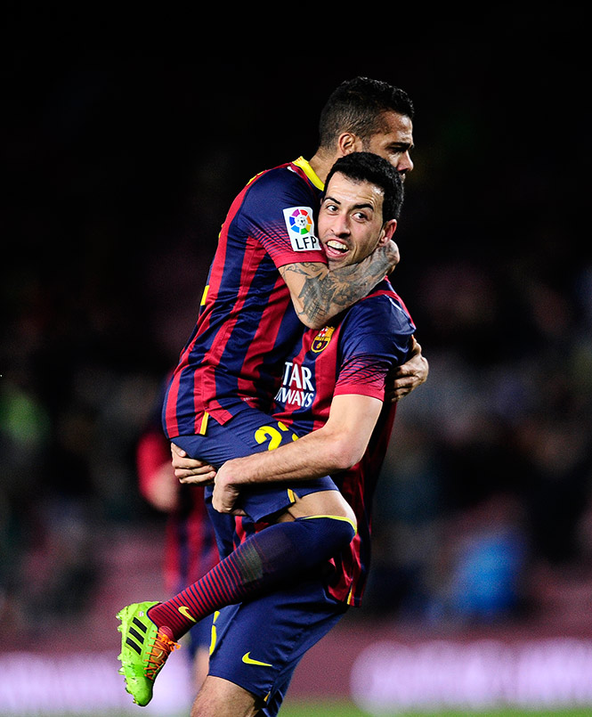 Busquets es felicitado por Alves tras abrir el marcador. (AP)