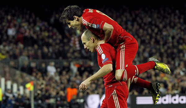 Javi Martínez felicita a Robben después de que el holandés abrió el marcador. (EFE)