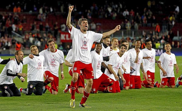 Los jugadores del Bayern celebran el pase a la final con sus seguidores. (EFE)
