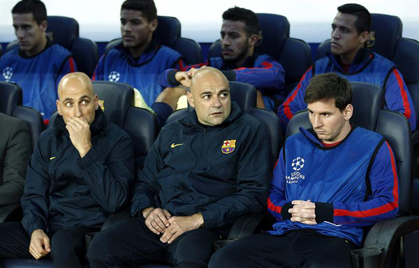Lionel Messi observó desde la banca el doloroso tropiezo de su equipo. (EFE)