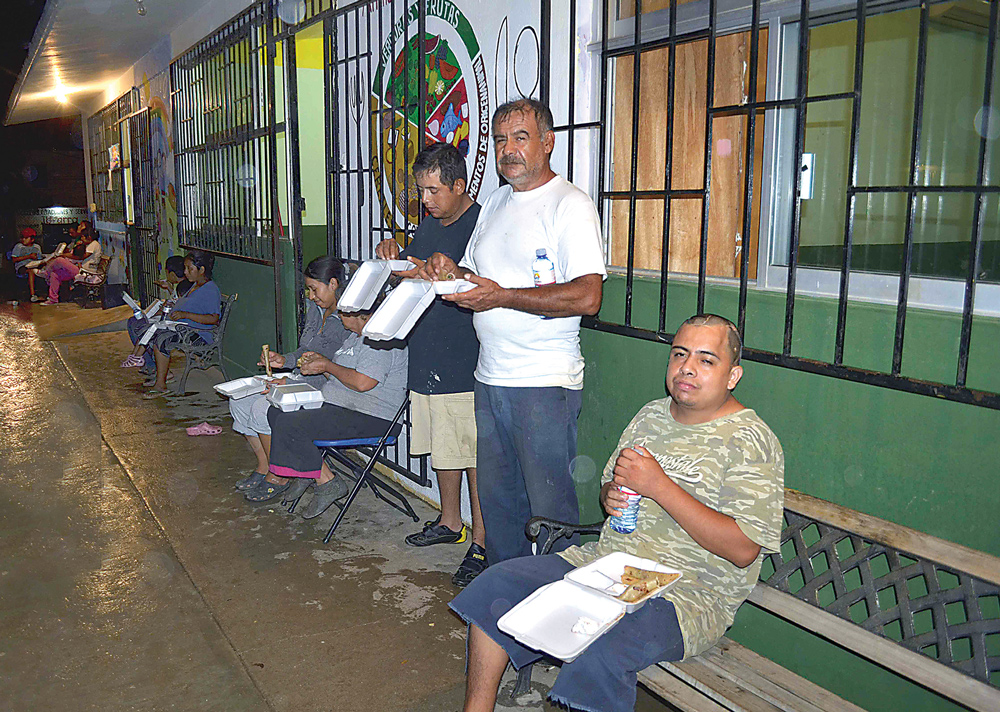 Decenas de familias en BCS continúan en albergues, luego de las fuertes lluvias originadas por el meteoro Lorena. En los municipios de Nezahualcóyotl y Chimalhuacán, en el Estado de México, cientos de familias resultaron damnificadas por las inundaciones.