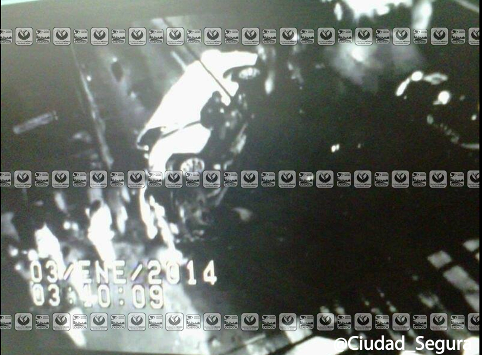 Bomberos, apoyados por una grúa de la SSPDF, pusieron finalmente sobre sus ruedas la camioneta que fue trasladada al corralón junto con el conductor que tendrá que responder por los daños ocasionados.