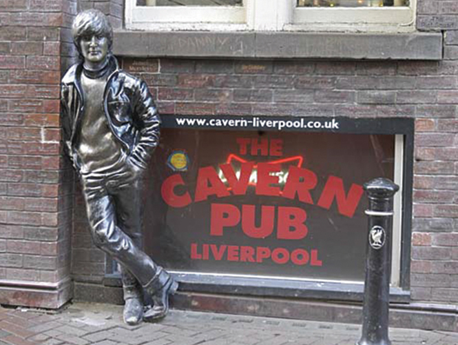 En 1997 se develó una escultura en honor a John Lennon afuera de The New Cavern Club.