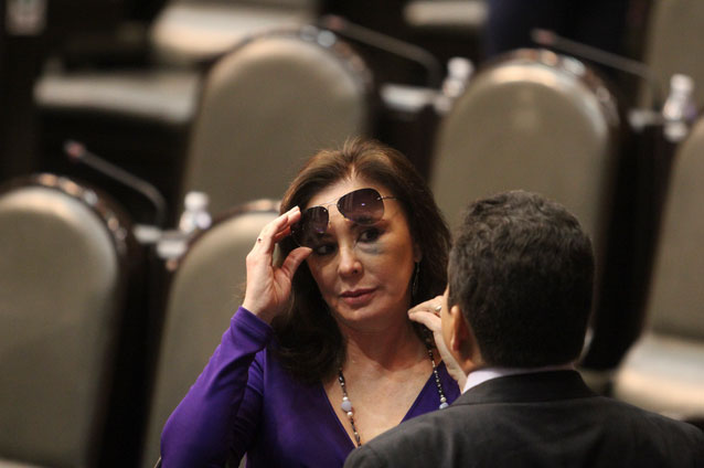 La panista Beatriz Zavala Peniche relató que el golpe que sufrió en el rostro se debió a una caída en la puerta giratoria que da acceso al salón de plenos en la Cámara de Diputados. Foto: Cuartoscuro