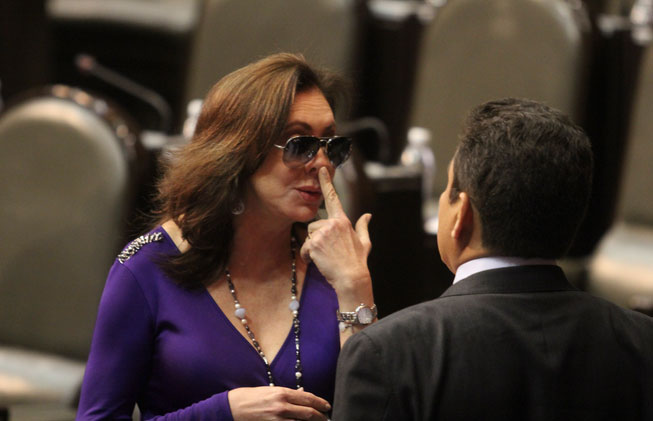 La panista Beatriz Zavala Peniche relató que el golpe que sufrió en el rostro se debió a una caída en la puerta giratoria que da acceso al salón de plenos en la Cámara de Diputados. Foto: Cuartoscuro