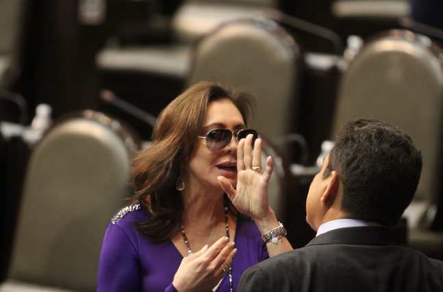 La panista Beatriz Zavala Peniche relató que el golpe que sufrió en el rostro se debió a una caída en la puerta giratoria que da acceso al salón de plenos en la Cámara de Diputados. Foto: Cuartoscuro