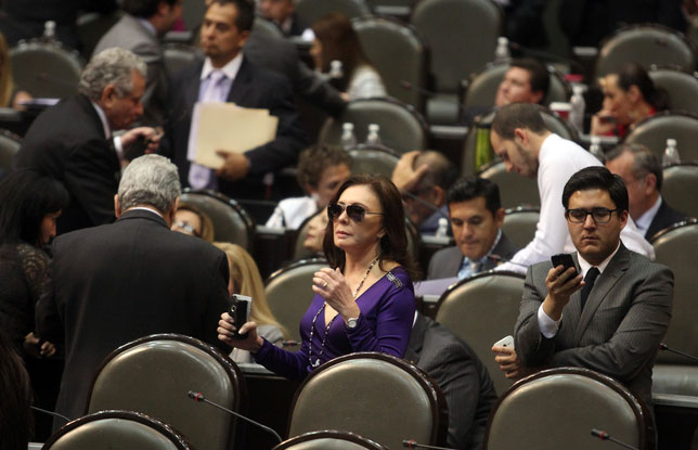 La panista Beatriz Zavala Peniche relató que el golpe que sufrió en el rostro se debió a una caída en la puerta giratoria que da acceso al salón de plenos en la Cámara de Diputados. Foto: Cuartoscuro