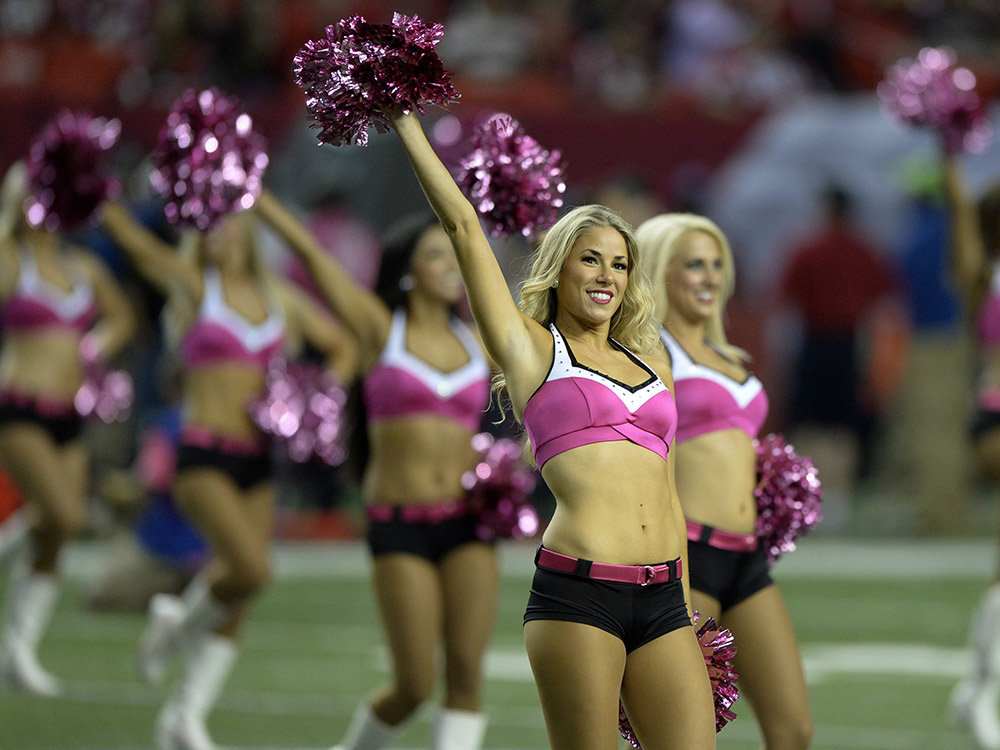 Las porristas de los Halcones de Atlanta realizan sus coreografías en el duelo ante los Jets de Nueva York (EFE)