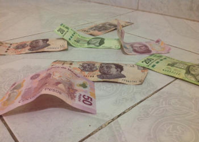 Un señor sorprendió a los transeúntes en las inmediaciones del Palacio Municipal al tirar desde el balcón central superior billetes de distinta denominaciones .