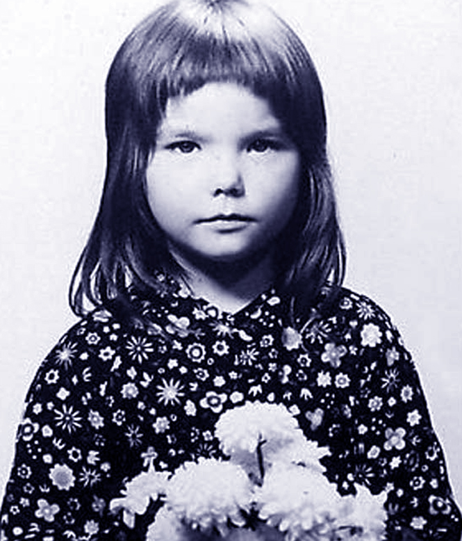 También jugaba con muñecas. Björk ya desde pequeña no era una típica niña más del colegio en Islandia. También jugaba con muñecas. Björk ya desde pequeña no era una típica niña más del colegio en Islandia.