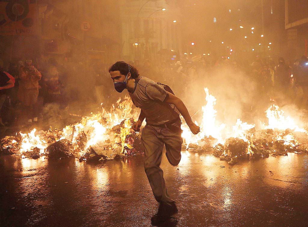 Características: Defiende el derecho a protestar. Dificulta la identificación de activistas y su posible arresto. Sirve como fuerza de choque contra la policía. Defiende a manifestantes pacíficos de ataques de las fuerzas del orden. Características: Defiende el derecho a protestar. Dificulta la identificación de activistas y su posible arresto. Sirve como fuerza de choque contra la policía. Defiende a manifestantes pacíficos de ataques de las fuerzas del orden.