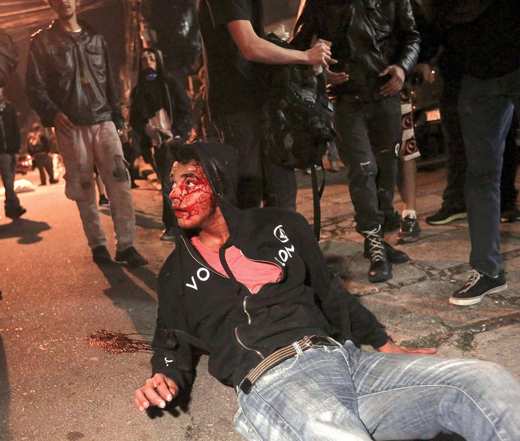 Permite la posible toma de establecimientos públicos o privados. Es visto como violento (lo cual se somete a debate, ya que la mayoría de bloques no utiliza la violencia contra personas, sólo contra la policía). Permite la posible toma de establecimientos públicos o privados. Es visto como violento (lo cual se somete a debate, ya que la mayoría de bloques no utiliza la violencia contra personas, sólo contra la policía).