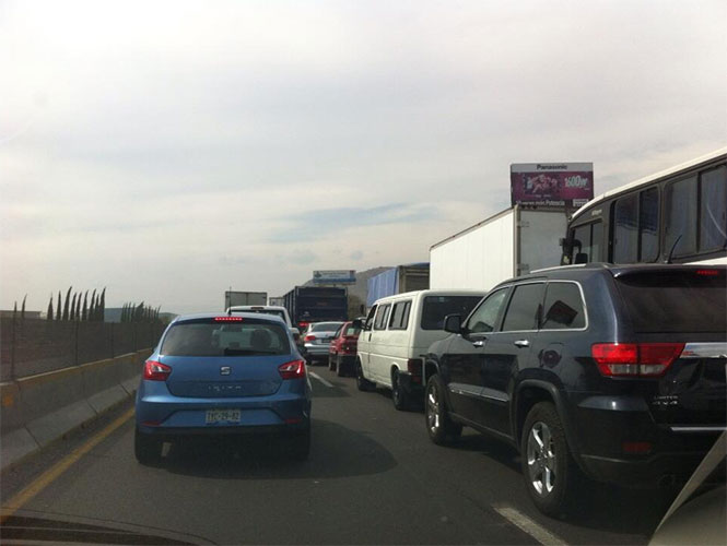Padres de menores presuntamente abusados bloquean la autopista México- Puebla, para exigir justicia. Foto Twitter @Alejand07987876 Padres de menores presuntamente abusados bloquean la autopista México- Puebla, para exigir justicia. Foto Twitter @Alejand07987876