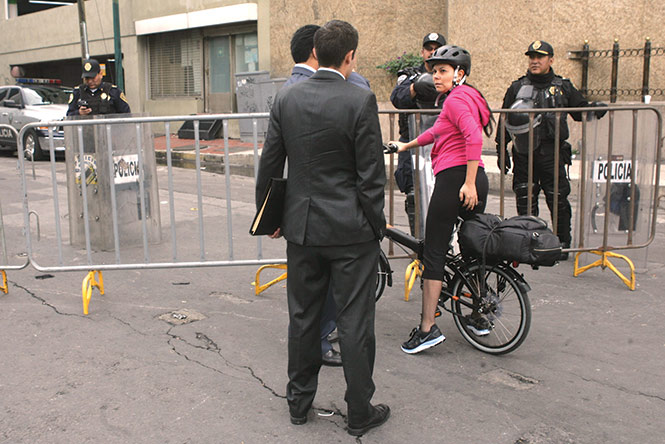 Senadores como Laura Rojas tuvieron que llegar en bicicleta o a pie. Senadores como Laura Rojas tuvieron que llegar en bicicleta o a pie.