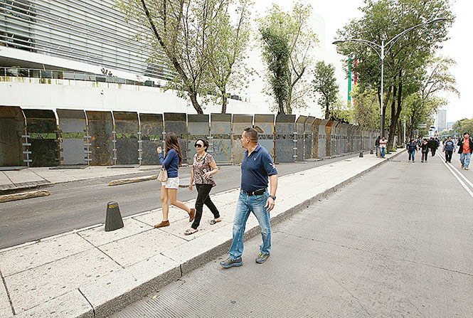 Miles de capitalinos vivieron uno de los peores días que se recuerde, ya que las principales arterias como Insurgentes y Reforma fueron cerradas, por lo que caminaron hasta sus centros de trabajo. Miles de capitalinos vivieron uno de los peores días que se recuerde, ya que las principales arterias como Insurgentes y Reforma fueron cerradas, por lo que caminaron hasta sus centros de trabajo.