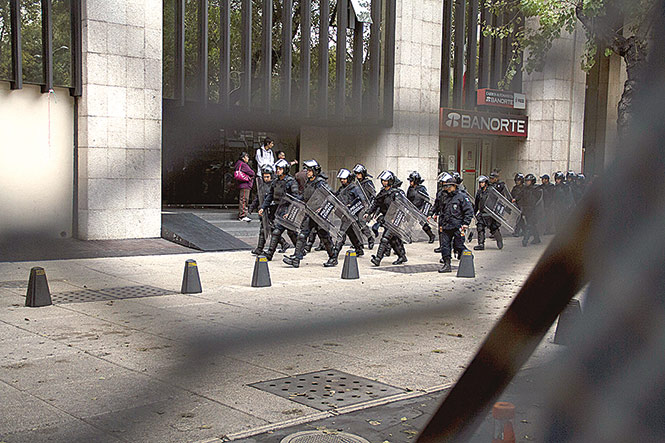 La vigilancia permaneció durante todo el día. Fotos: Mateo Reyes, David Hernández y Cuartoscuro La vigilancia permaneció durante todo el día. Fotos: Mateo Reyes, David Hernández y Cuartoscuro