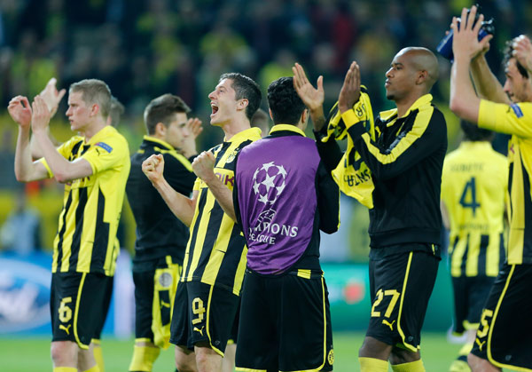 El equipo teutón festeja con sus seguidores la contundente victoria. (AP)
