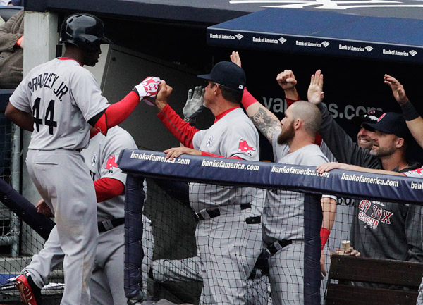 Boston vence al odiado rival en el inicio de la temporada. (AP)
