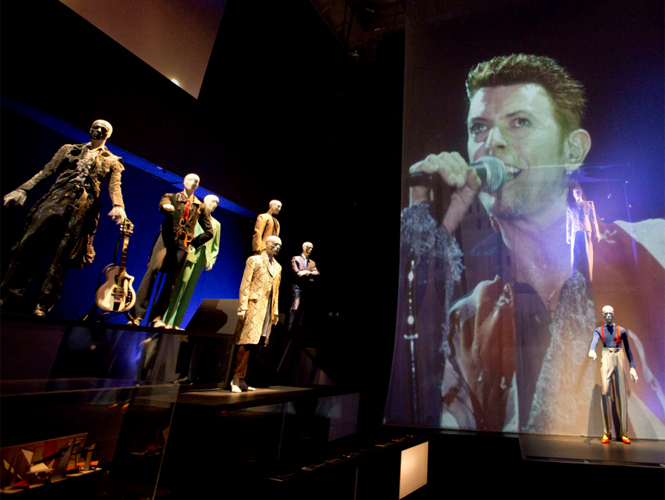 Los mil atuendos del camaelónico David Bowie son pieza de culto en el museo Victoria & Alberto de Londres en la muestra 'David Bowie Is'. Los mil atuendos del camaelónico David Bowie son pieza de culto en el museo Victoria & Alberto de Londres en la muestra 'David Bowie Is'.