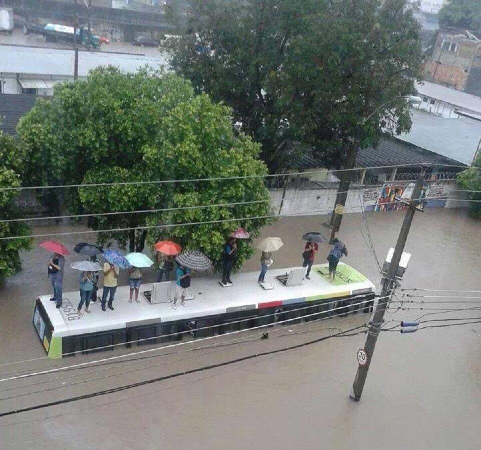 No se han reportado muertes, aunque el personal de emergencia se desplegaba en las primeras horas de la tarde del miércoles para atender a heridos aislados y evaluar la extensión del daño. / Foto: Twitter
