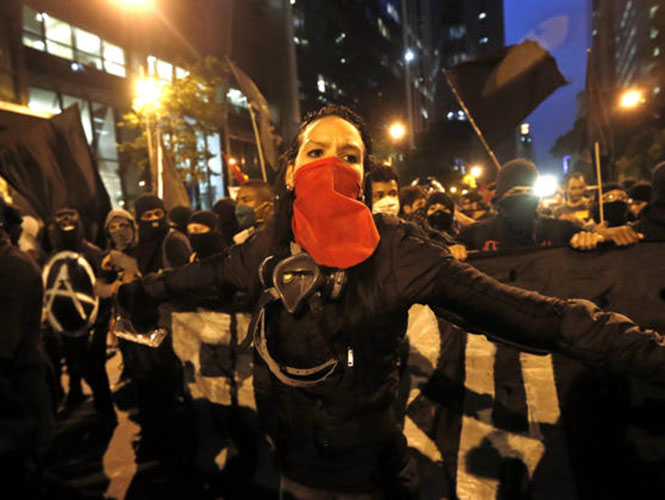 En el momento más álgido de las últimas protestas, un millón de personas salieron a las calles en Brasil en un solo día, quejándose en un principio del encarecimiento de las tarifas de los autobuses, la corrupción y la mala calidad de los servicios públicos.