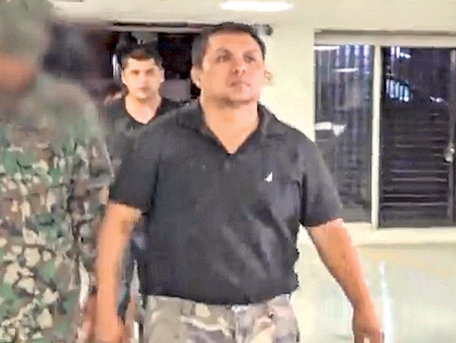 Es así como se han logrado sonadas capturas sin haber disparado una sola arma de fuego, por ejemplo con la captura de Miguel Ángel Treviño, El Z-40, líder de Los Zetas en julio pasado. Es así como se han logrado sonadas capturas sin haber disparado una sola arma de fuego, por ejemplo con la captura de Miguel Ángel Treviño, El Z-40, líder de Los Zetas en julio pasado.