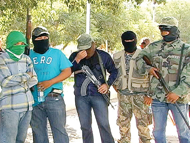 Diversos grupos de autodefensa han surgido en Michoacán; en la imagen, la autollamada Policía Comunitaria de Tepalcatepec. Foto: Miguel García Tinoco/Archivo Diversos grupos de autodefensa han surgido en Michoacán; en la imagen, la autollamada Policía Comunitaria de Tepalcatepec. Foto: Miguel García Tinoco/Archivo