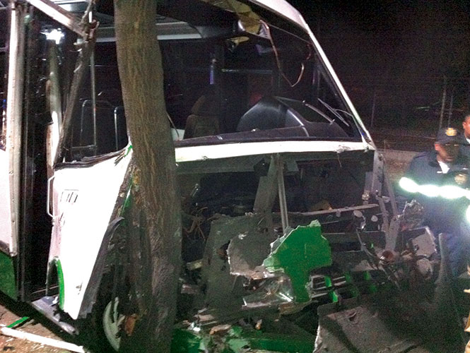 Cerca de la medianoche del martes, el chofer de un microbús de la Ruta 26 se impactó contra un árbol. El accidente causó lesiones a ocho personas. Cerca de la medianoche del martes, el chofer de un microbús de la Ruta 26 se impactó contra un árbol. El accidente causó lesiones a ocho personas.