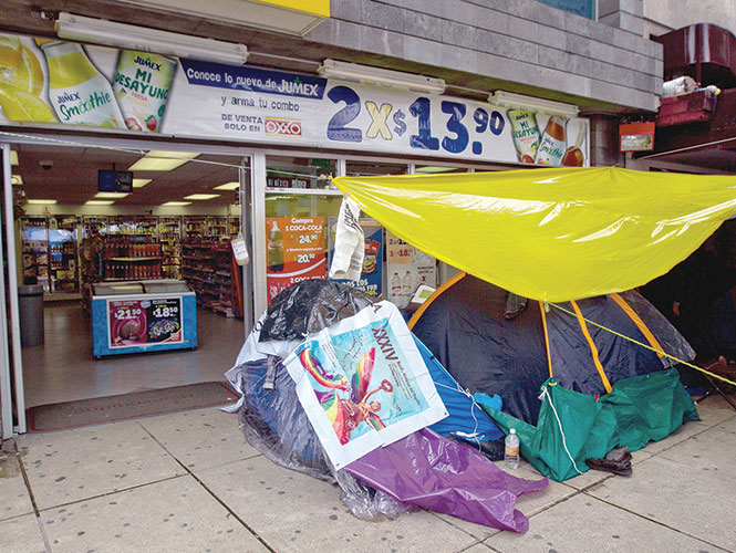 Los manifestantes tomaron fachadas de los negocios para instalar su campamento y la plaza para tender su ropa. Foto: Eduardo Jiménez Los manifestantes tomaron fachadas de los negocios para instalar su campamento y la plaza para tender su ropa. Foto: Eduardo Jiménez