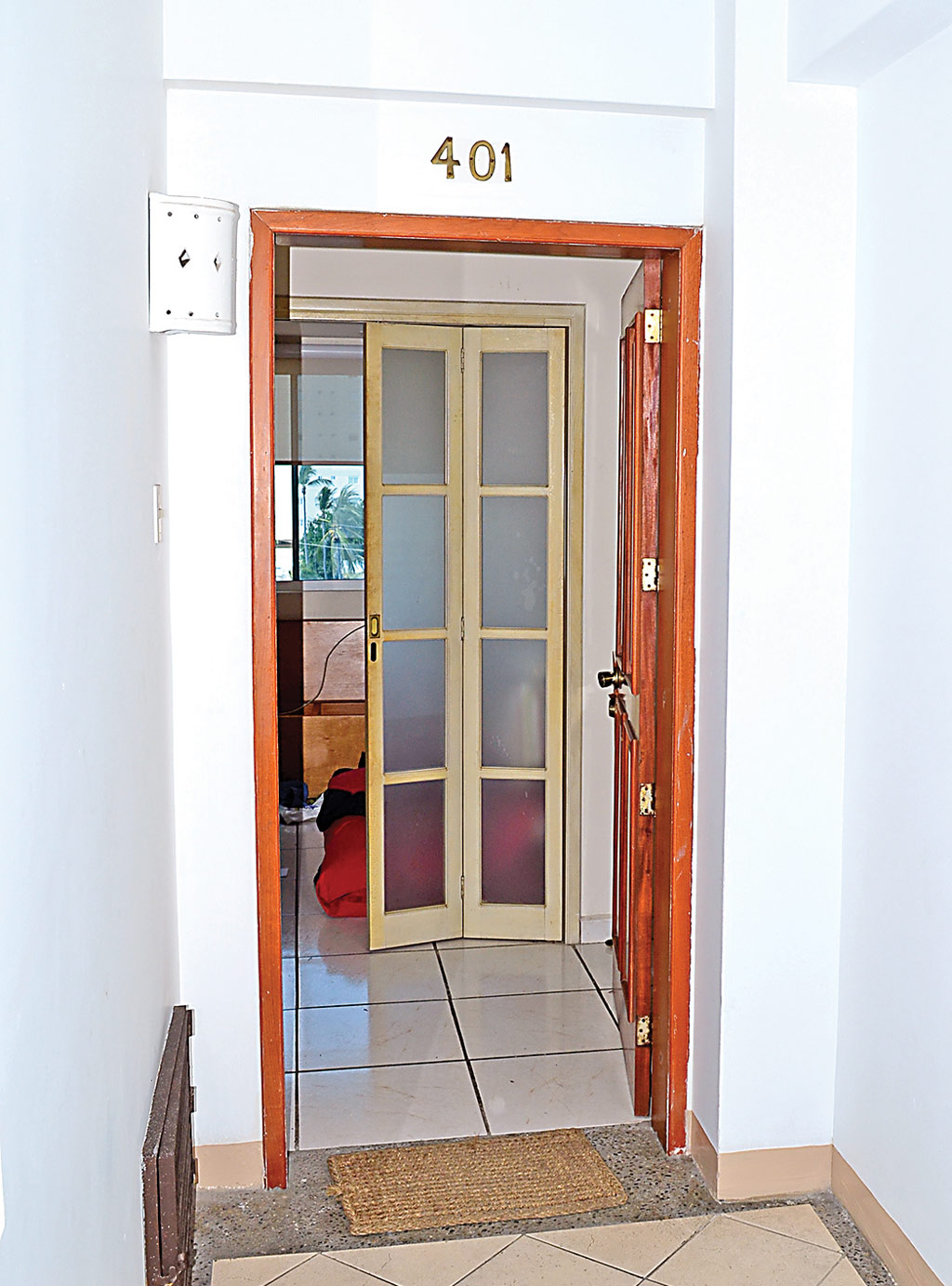 En el departamento 401 del Condominio Miramar, ubicado en el 608 de la avenida Del Mar, de Mazatlán, Sinaloa, fue capturado Joaquín Guzmán Loera en su recámara, donde lograron someterlo sin un solo disparo. Efectivos militares tuvieron que romper la chapa. Las fotos muestran también la cocina.