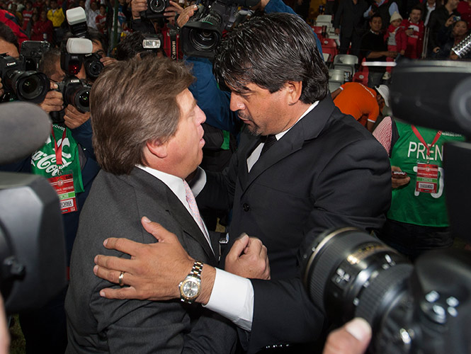 Los dos técnicos se dieron un emotivo abrazo antes de que comenzara el encuentro (Mexsport)